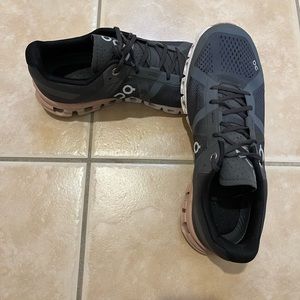 Women's On Cloudflow Running Shoes—Size: 7.5–Color: black
